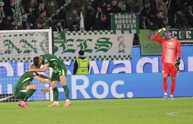 Abpfiff, Enttaeuschung bei v.l. Denis Vavro (VfL Wolfsburg), Konstantinos Koulierakis (VfL Wolfsburg) und Kamil Grabara (VfL Wolfsburg) Fussball, Herren, Saison 2025 2026, 1.Liga, Bundesliga, Volkswagenarena, VfL Wolfsburg gegen Bayer Leverkusen, 1-3 DFL REGULATIONS PROHIBIT ANY USE OF PHOTOGRAPHS AS IMAGE SEQUENCES AND OR QUASI-VIDEO.