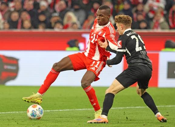 11 Nicolas Jackson (FCB) gegen 29 Philipp Treu (SC Freiburg) Aktion, Zweikampf, Fussball 1. BL FC Bayern München - SC Freiburg 22.11.2025 Allianz Arena FOTO: Mladen Lackovic LakoPress