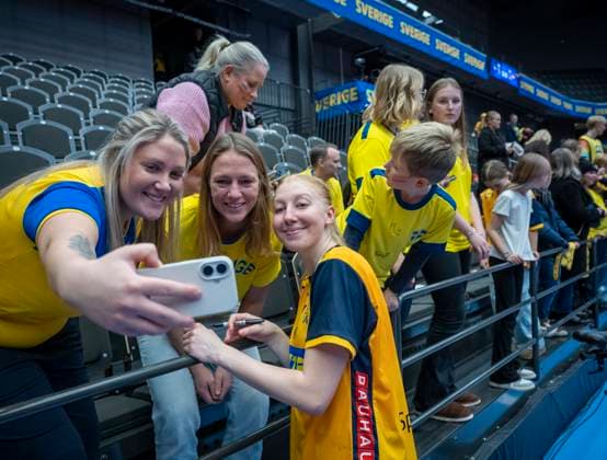 HALMSTAD 2025-11-22 Sweden s Tyra AxnÃ r with fans after Saturday s international handball match between Sweden and Denmark in Halmstad Arena. HALMSTAD SWEDEN x50090x Copyright: xJohanxNilssonx xTTx HANDBALL SWEDEN-DENMARK