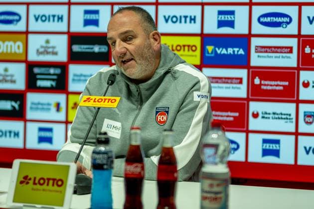 Pressekonferenz nach dem Spiel, Frank Schmidt (FC Heidenheim, Chef-Trainer), GER, 1. FC Heidenheim vs. Borussia Moenchengladbach, Fussball, Bundesliga, 11. Spieltag, Spielzeit 2025 2026, 22.11.2025, DFL DFB REGULATIONS PROHIBIT ANY USE OF PHOTOGRAPHS AS IMAGE SEQUENCES AND OR QUASI-VIDEO, GER, 1. FC Heidenheim vs. Borussia Moenchengladbach, Fussball, Bundesliga, 11. Spieltag, Spielzeit 2025 2026, 22.11.2025 Heidenheim Copyright: xEibner-Pressefotox EP_EER
