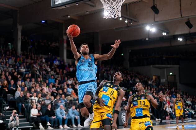 Kenneth Ogbe (Veolia Towers Hamburg, 25) beim Korbleger, GER, Veolia Towers Hamburg vs MHP Riesen Ludwigsburg, Basketball, Bundesliga, Spieltag 8, Saison 2025 2026, 22.11.2025 GER, Veolia Towers Hamburg vs MHP Riesen Ludwigsburg, Basketball, Bundesliga, Spieltag 8, Saison 2025 2026, 22.11.2025 Hamburg Copyright: xEibner-Pressefoto MaxxVincenx EP_MVN