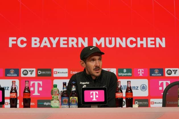 Deutschland: Fussball Bundesliga 2025 26, 11. Spieltag - FC Bayern vs SC Freiburg - Allianz-Arena (München): Julian Schuster (SC Freiburg, Trainer) Pressekonferenz, Medien München Bayern Deutschland Copyright: xJOERANxSTEINIEKx