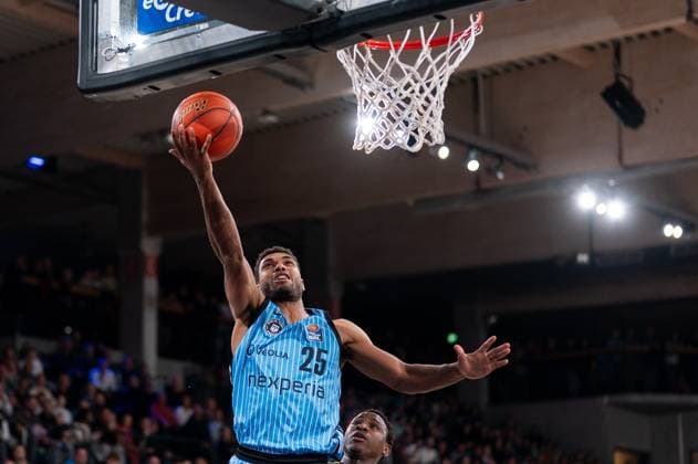 Kenneth Ogbe (Veolia Towers Hamburg, 25) beim Korbleger, GER, Veolia Towers Hamburg vs MHP Riesen Ludwigsburg, Basketball, Bundesliga, Spieltag 8, Saison 2025 2026, 22.11.2025 GER, Veolia Towers Hamburg vs MHP Riesen Ludwigsburg, Basketball, Bundesliga, Spieltag 8, Saison 2025 2026, 22.11.2025 Hamburg Copyright: xEibner-Pressefoto MaxxVincenx EP_MVN