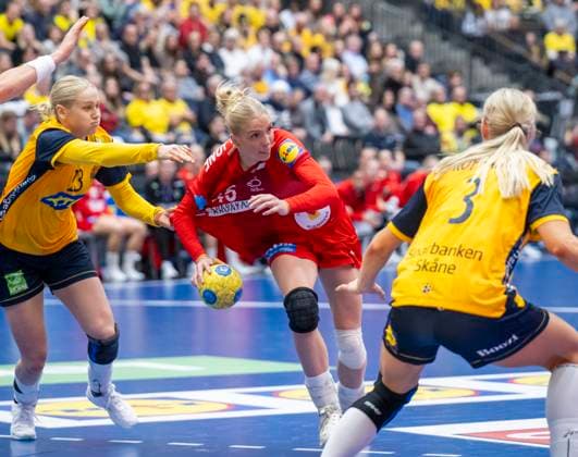 HALMSTAD 2025-11-22 Denmark s Julie Scaglione shoots a goal between Sweden s Emma Lindqvist and Nina Koppang during Saturday s international handball match between Sweden and Denmark at Halmstad Arena. HALMSTAD SWEDEN x50090x Copyright: xJohanxNilssonx xTTx HANDBALL SWEDEN-DENMARK
