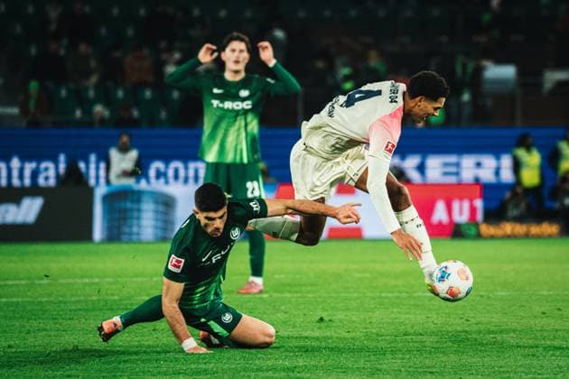 1. Bundesliga: VfL Wolfsburg vs. Bayer 04 Leverkusen, 22.11.2025 Martin Terrier (Bayer 04 Leverkusen, 11) gegen Konstantinos Koulierakis (VfL Wolfsburg, 4); Fußball, 1. Bundesliga, 11. Spieltag: VfL Wolfsburg vs. Bayer 04 Leverkusen am 22.11.2025 in der Volkswagen Arena, Wolfsburg DFL REGULATIONS PROHIBIT ANY USE OF PHOTOGRAPHS AS IMAGE SEQUENCES AND OR QUASI-VIDEO. Copyright: xBEAUTIFULxSPORTS Tonhäuserx