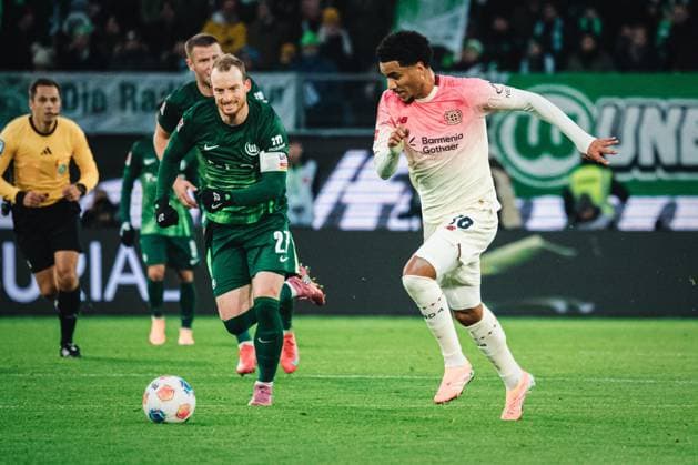 1. Bundesliga: VfL Wolfsburg vs. Bayer 04 Leverkusen, 22.11.2025 Malik Tillman (Bayer 04 Leverkusen, 10); Fußball, 1. Bundesliga, 11. Spieltag: VfL Wolfsburg vs. Bayer 04 Leverkusen am 22.11.2025 in der Volkswagen Arena, Wolfsburg DFL REGULATIONS PROHIBIT ANY USE OF PHOTOGRAPHS AS IMAGE SEQUENCES AND OR QUASI-VIDEO. Copyright: xBEAUTIFULxSPORTS Tonhäuserx