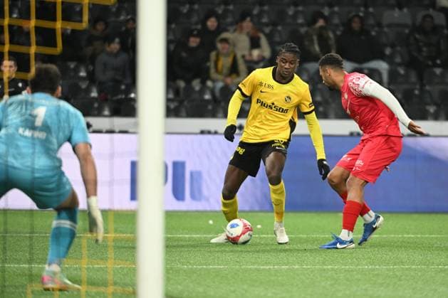 BERN, SWITZERLAND - NOVEMBER 22: Chris Bedia of Young Boys c) against during Marvin Martins of Winterthur r) the Swiss Super League match between BSC Young Boys and FC Winterthur at Stadion Wankdorf on November 22, 2025 in Bern, Switzerland. Bern Stadion Wankdorf Bern Switzerland Copyright: xJustPictures.ch ManuelxWinterbergerx jp-en-EuSpIm-MWI_5623