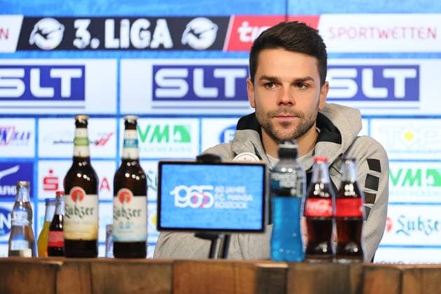 22.11.2025, Fussball, Herren, 15. Spieltag Dritte Liga 3. Liga Saison 2025 2026: FC Hansa Rostock - FC Schweinfurt 05 Trainer Victor Kleinhenz (FC Schweinfurt 05) auf der Pressekonferenz nach dem Spiel, Einzelfoto Rostock Ostseestadion Mecklenburg-Vorpommern Deutschland
