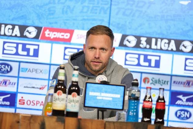 22.11.2025, Fussball, Herren, 15. Spieltag Dritte Liga 3. Liga Saison 2025 2026: FC Hansa Rostock - FC Schweinfurt 05 Trainer Daniel Brinkmann (FC Hansa Rostock) auf der Pressekonferenz nach dem Spiel, Einzelfoto Rostock Ostseestadion Mecklenburg-Vorpommern Deutschland