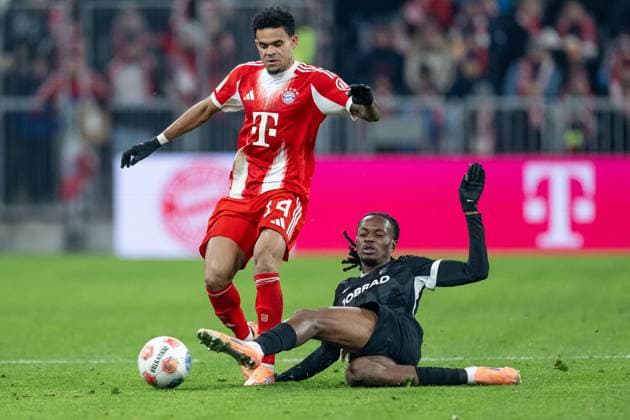 Kampf um den Ball Zweikampf zwischen Luis Diaz (FC Bayern Muenchen, 14) und Jordy Makengo (SC Freiburg, 33) GER, FC Bayern Muenchen vs. SC Freiburg, Fussball, Bundesliga, 11. Spieltag, Spielzeit 2025 2026, 22.11.2025. (DFL DFB REGULATIONS PROHIBIT ANY USE OF PHOTOGRAPHS as IMAGE SEQUENCES and or QUASI-VIDEO). GER, FC Bayern Muenchen vs. SC Freiburg, Fussball, Bundesliga, 11. Spieltag, Spielzeit 2025 2026, 22.11.2025. Muenchen Copyright: xEibner-Pressefoto HeikexFeinerx EP_HFR