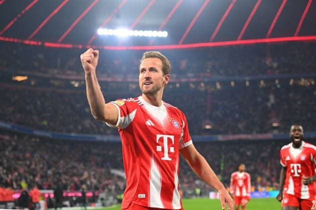 Torjubel Harry KANE (Bayern Muenchen) nach Tor zum 4-2 , Aktion,Einzelbild,angeschnittenes Einzelmotiv,Halbfigur,halbe Figur. Jubel,Freude,Begeisterung, Fussball 1. Bundesliga Saison 2025 2026, 11.Spieltag, Spieltag11 FC Bayern Muenchen - SC Freiburg 6-2 am 22.11.2025 , A L L I A N Z A R E N A.