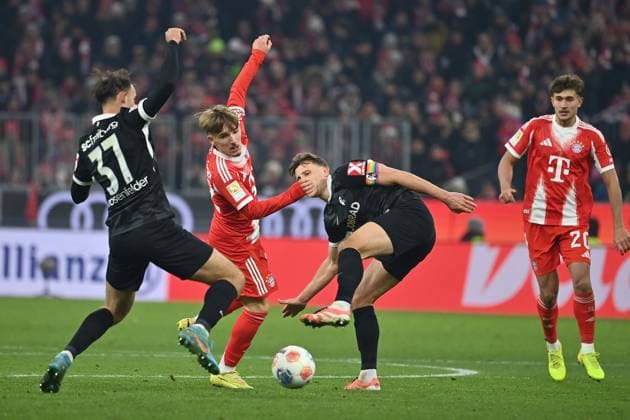 Lennart KARL (Bayern Muenchen), Aktion,Zweikampf gegen Max ROSENFELDER (SC Freiburg) und re:Maximilian EGGESTEIN (SC Freiburg). hi.re:Tom BISCHOF (Bayern Muenchen), Fussball 1. Bundesliga Saison 2025 2026, 11.Spieltag, Spieltag11 FC Bayern Muenchen - SC Freiburg 6-2 am 22.11.2025 , A L L I A N Z A R E N A.