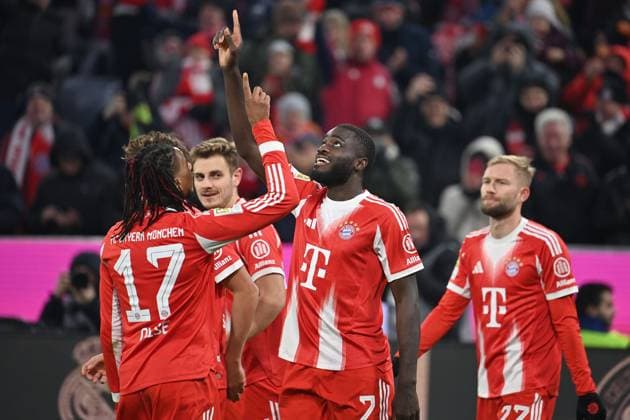 Torjubel Dayot UPAMECANO (Bayern Muenchen) nach Tor zum 3-2 mit Michael OLISE (Bayern Muenchen), Jubel,Freude,Begeisterung,Aktion. Fussball 1. Bundesliga Saison 2025 2026, 11.Spieltag, Spieltag11 FC Bayern Muenchen - SC Freiburg 6-2 am 22.11.2025 , A L L I A N Z A R E N A.