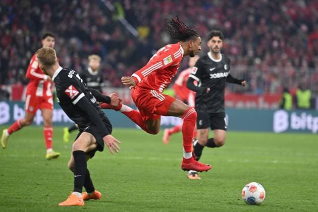 Michael OLISE (Bayern Muenchen), Aktion,Zweikampf gegen Philipp LIENHART (SC Freiburg). Fussball 1. Bundesliga Saison 2025 2026, 11.Spieltag, Spieltag11 FC Bayern Muenchen - SC Freiburg 6-2 am 22.11.2025 , A L L I A N Z A R E N A.