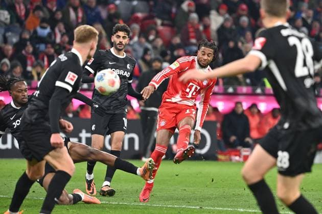 Tor Michael OLISE (Bayern Muenchen) zum 6-2,Aktion,Torschuss. Fussball 1. Bundesliga Saison 2025 2026, 11.Spieltag, Spieltag11 FC Bayern Muenchen - SC Freiburg 6-2 am 22.11.2025 , A L L I A N Z A R E N A.