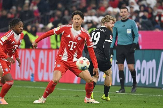 Hiroki ITO (Bayern Muenchen), Aktion,Zweikampf gegen Jan Niklas BESTE (SC Freiburg), li:Wisdom MIKE (Bayern Muenchen). Fussball 1. Bundesliga Saison 2025 2026, 11.Spieltag, Spieltag11 FC Bayern Muenchen - SC Freiburg 6-2 am 22.11.2025 , A L L I A N Z A R E N A.