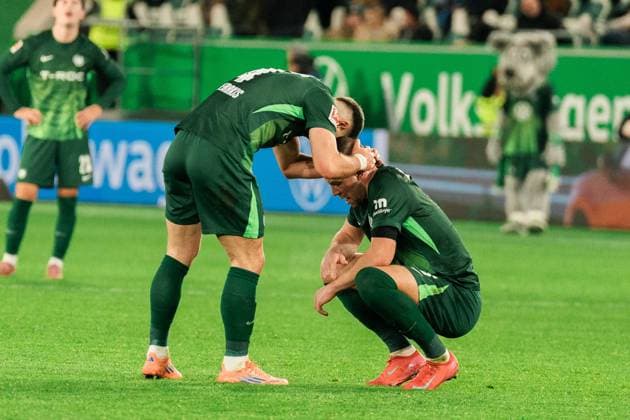 Deutschland, Fußball, 1. Bundesliga 2025 26, 11. Spieltag - VfL Wolfsburg gegen Bayer Leverkusen - Volkswagen Arena Wolfsburg: Denis Vavro (3, VfL Wolfsburg) und Konstantinos Koulierakis (4, VfL Wolfsburg) Copyright: xJamesxZabelx