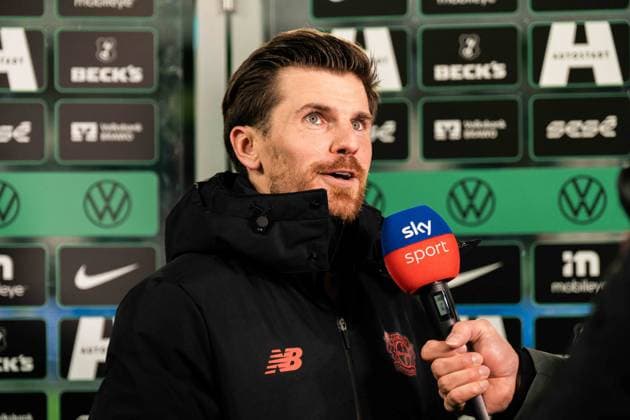 Deutschland, Fußball, 1. Bundesliga 2025 26, 11. Spieltag - VfL Wolfsburg gegen Bayer Leverkusen - Volkswagen Arena Wolfsburg: Jonas Hofman (7, Bayer Leverkusen) nach dem Spiel beim Interview Copyright: xJamesxZabelx