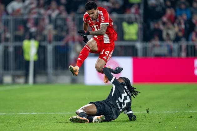 Luis Diaz (FC Bayern Muenchen, 14) beim Sprung ueber Jordy Makengo (SC Freiburg, 33) bei einem Zweikampf GER, FC Bayern Muenchen vs. SC Freiburg, Fussball, Bundesliga, 11. Spieltag, Spielzeit 2025 2026, 22.11.2025. (DFL DFB REGULATIONS PROHIBIT ANY USE OF PHOTOGRAPHS as IMAGE SEQUENCES and or QUASI-VIDEO). GER, FC Bayern Muenchen vs. SC Freiburg, Fussball, Bundesliga, 11. Spieltag, Spielzeit 2025 2026, 22.11.2025. Muenchen Copyright: xEibner-Pressefoto HeikexFeinerx EP_HFR