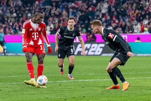 Nicolas Jackson (FC Bayern Muenchen, 11) gegen Philipp Lienhart (SC Freiburg, 3) GER, FC Bayern Muenchen vs. SC Freiburg, Fussball, Bundesliga, 11. Spieltag, Spielzeit 2025 2026, 22.11.2025. (DFL DFB REGULATIONS PROHIBIT ANY USE OF PHOTOGRAPHS as IMAGE SEQUENCES and or QUASI-VIDEO). GER, FC Bayern Muenchen vs. SC Freiburg, Fussball, Bundesliga, 11. Spieltag, Spielzeit 2025 2026, 22.11.2025. Muenchen Copyright: xEibner-Pressefoto HeikexFeinerx EP_HFR