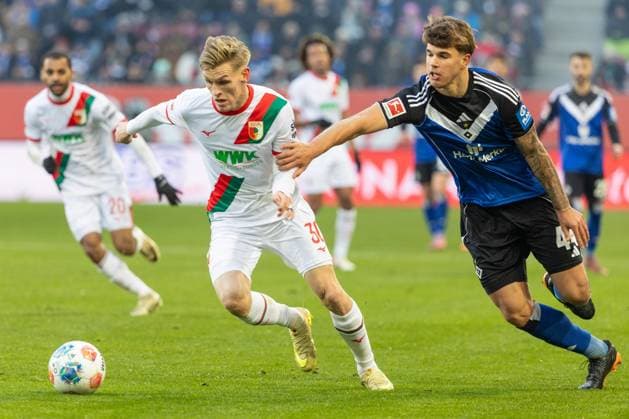 Anton Kade (FC Augsburg) und Luka Vuskovic (Hamburger SV) v-l im Zweikampf, FC Augsburg vs. Hamburger SV, Fussball, 1. Bundesliga, 11. Spieltag, 22.11.2025 DFB regulations prohibit any use of photographs as image sequences and or quasi-video