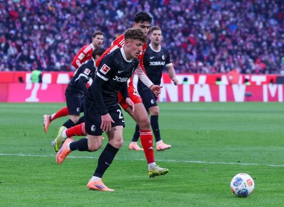 Philipp Treu 29 (SC Freiburg) vor Alexandar Pavlovic 45 (FC Bayern Muenchen) am Ball, FC Bayern Muenchen vs. SC Freiburg, Fussball, Bundesliga, DFL, Saison 2025 2026, Hinrunde, 22.11.2025 DFB regulations prohibit any use of photographs as image sequences and or quasi-video Muenchen Bayern Deutschland