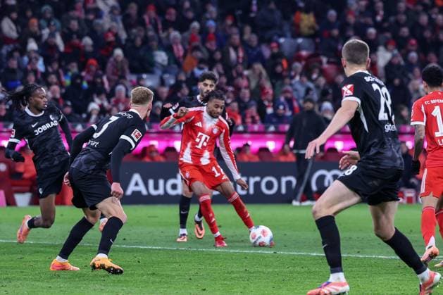 Michael Olise 17 (FC Bayern Muenchen) mit dem Schuss, der zum 6:2 fuehrt, FC Bayern Muenchen vs. SC Freiburg, Fussball, Bundesliga, DFL, Saison 2025 2026, Hinrunde, 22.11.2025 DFB regulations prohibit any use of photographs as image sequences and or quasi-video Muenchen Bayern Deutschland