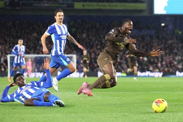 Brighton v Brentford 21 November 2025, Brighton - Premier League Football - Brighton & Hove Albion v Brentford - Carlos Baleba of Brighton & Hove Albion fouls Dango Ouattara of Brentford to give away a penalty - Photo: Charlotte Wilson Offside. Brighton UK Copyright: xCharlottexWilsonx xOffsidexOffside