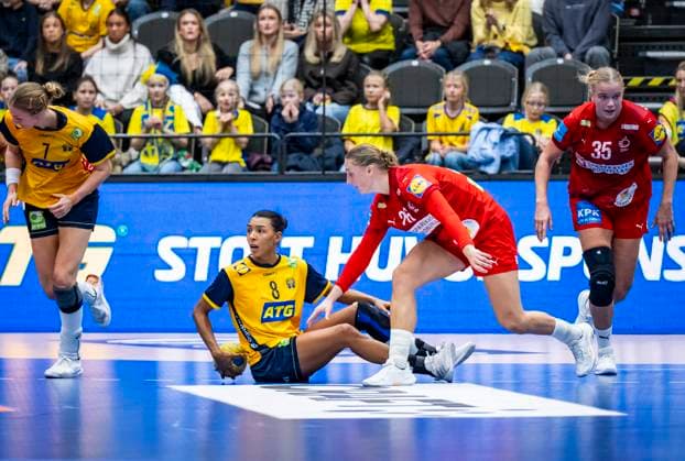 HALMSTAD 2025-11-22 Sweden s Jamina Roberts sitting in front of Denmark s Stine Eiberg during Saturday s international handball match between Sweden and Denmark in Halmstad Arena. HALMSTAD SWEDEN x50090x Copyright: xJohanxNilssonx xTTx HANDBALL SWEDEN-DENMARK