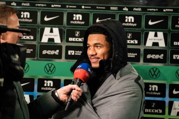 Deutschland, Fußball, 1. Bundesliga 2025 26, 11. Spieltag - VfL Wolfsburg gegen Bayer Leverkusen - Volkswagen Arena Wolfsburg: Malik Tillman (10, Leverkusen) beim Interview nach dem Spiel Copyright: xJamesxZabelx