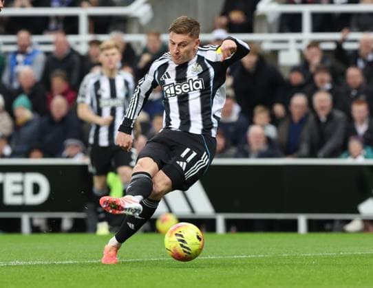 Newcastle Upon Tyne, England, 22nd November 2025. Harvey Barnes of Newcastle United early shot saved during the Newcastle United vs Manchester City Premier League match at St. James Park, Newcastle Upon Tyne. Picture credit should read: Nigel Roddis Sportimage EDITORIAL USE ONLY. No use with unauthorised audio, video, data, fixture lists, club league logos or live services. Online in-match use limited to 120 images, no video emulation. No use in betting, games or single club league player publications. SPI_016_NR_NEWC_MANC SPI-4304-0016