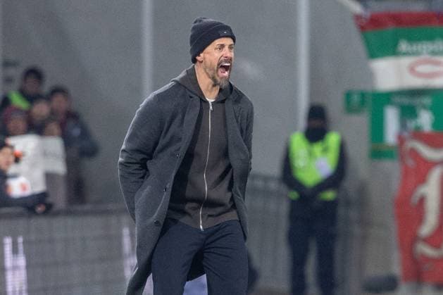 Chef-Trainer Sandro Wagner (FC Augsburg) schreit, FC Augsburg vs. Hamburger SV, Fussball, 1. Bundesliga, 11. Spieltag, 22.11.2025 DFB regulations prohibit any use of photographs as image sequences and or quasi-video