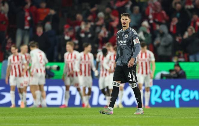 22.11.2025, Fussball Bundesliga, 1. FC Köln - Eintracht Frankfurt, v.l., Robin Koch (Eintracht Frankfurt) enttaeuscht, enttaeuscht schauend, dissapointed, traurig, frustiert, frust, gefrustet DFL DFB REGULATIONS PROHIBIT ANY USE OF PHOTOGRAPHS AS IMAGE SEQUENCES AND OR QUASI-VIDEO. xdcx Copyright: HMBxMedia Claus