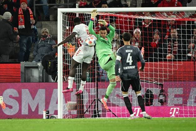 22.11.2025, xjhx, Fussball 1.Bundesliga, 1.FC Koeln - Eintracht Frankfurt v.l. Ragnar Ache (1.FC Köln, Koeln) Michael Zetterer (Eintracht Frankfurt) Zweikampf, Aktion, action, battle for the ball (DFL DFB REGULATIONS PROHIBIT ANY USE OF PHOTOGRAPHS as IMAGE SEQUENCES and or QUASI-VIDEO) Koeln