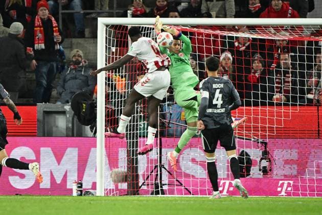 22.11.2025, xjhx, Fussball 1.Bundesliga, 1.FC Koeln - Eintracht Frankfurt v.l. Ragnar Ache (1.FC Köln, Koeln) Michael Zetterer (Eintracht Frankfurt) Zweikampf, Aktion, action, battle for the ball (DFL DFB REGULATIONS PROHIBIT ANY USE OF PHOTOGRAPHS as IMAGE SEQUENCES and or QUASI-VIDEO) Koeln