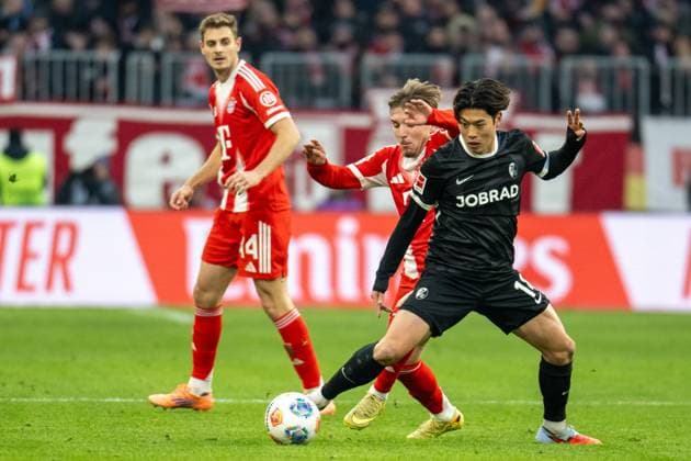 Karl Lennart 42 (FC Bayern Muenchen) im Zweikampf mit Yuito Suzuki 14 (SC Freiburg), FC Bayern Muenchen - SC Freiburg, Fussball, Bundesliga, 11. Spieltag, 22.11.2025 DFB regulations prohibit any use of photographs as image sequences and or quasi-video Muenchen Bayern Deutschland
