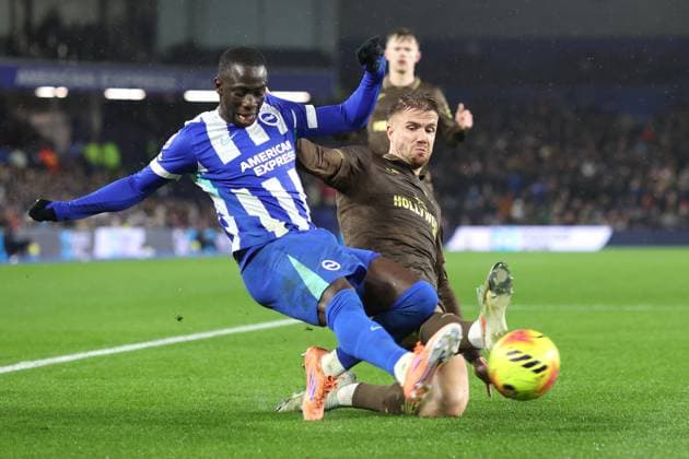 Brighton v Brentford 21 November 2025, Brighton - Premier League Football - Brighton & Hove Albion v Brentford - Yankuba Minteh of Brighton & Hove Albion and Kristoffer Ajer of Brentford - Photo: Charlotte Wilson Offside. Brighton UK Copyright: xCharlottexWilsonx xOffsidexOffside