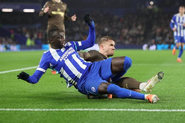 Brighton v Brentford 21 November 2025, Brighton - Premier League Football - Brighton & Hove Albion v Brentford - Yankuba Minteh of Brighton & Hove Albion and Kristoffer Ajer of Brentford - Photo: Charlotte Wilson Offside. Brighton UK Copyright: xCharlottexWilsonx xOffsidexOffside