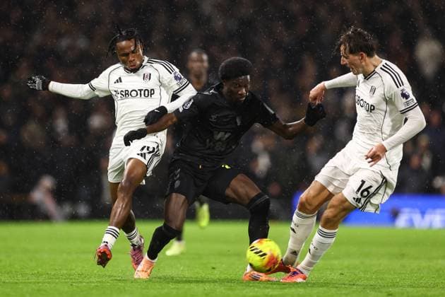 Fulham v Sunderland 22 November 2025, London - Premier League Football - Fulham v Sunderland - L-R Samuel Chukwueze of Fulham, Eliezer Mayenda of Sunderland and Sander Berge of Fulham - Photo: Jacques Feeney Offside. London UK Copyright: xJacquesxFeeneyx xOffsidexOffside