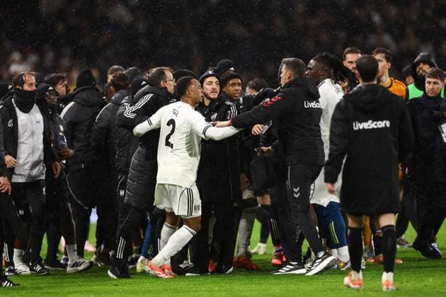Fulham v Sunderland 22 November 2025, London - Premier League Football - Fulham v Sunderland - A brawl breaks out after full time - Photo: Jacques Feeney Offside. London UK Copyright: xJacquesxFeeneyx xOffsidexOffside