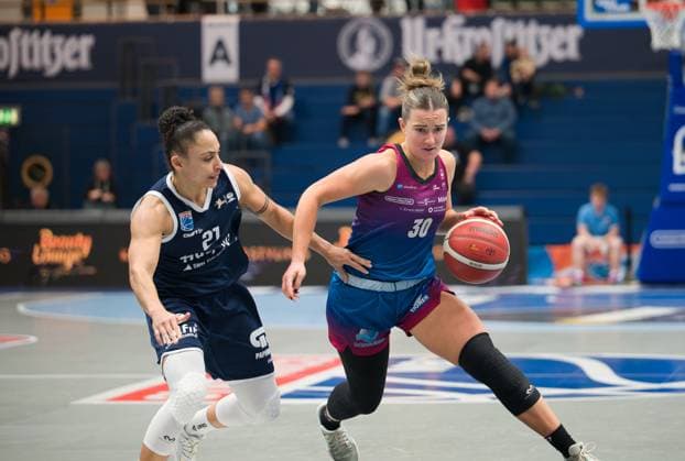 Rachel Arthur (Lions, 21), Samatha Ashby (Angels, 30), Syntainics MBC vs. Eigner Angels Nördlingen, Basketball, Damen, Bundesliga, Saison 2025 26, 8. Spieltag, 22.11.2025. Weißenfels Stadthalle Sachsen-Anhalt Deutschland