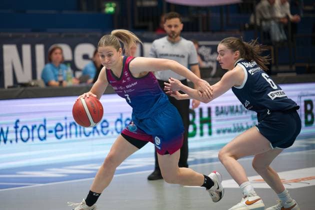 Laura Schinkel (Angels, 7), Nicole Brochlitz (Lions, 6), Syntainics MBC vs. Eigner Angels Nördlingen, Basketball, Damen, Bundesliga, Saison 2025 26, 8. Spieltag, 22.11.2025. Weißenfels Stadthalle Sachsen-Anhalt Deutschland