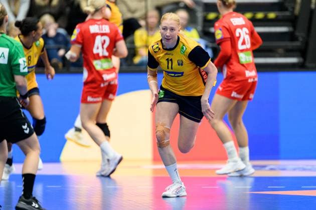 251122 Tyra AxnÃ r of Sweden during the International Friendly, Länderspiel, Nationalmannschaft handball match between Sweden and Denmark on November 22, 2025 in Halmstad. Photo: Carl Sandin BILDBYRAN kod CS CS0808 handball handboll handball landslaget sverige sweden danmark national team, Nationalteam denmark dam bbeng Copyright: CARLxSANDIN BB251122CS091