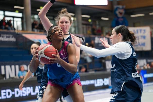 Chanel Ndi (Angels, 8), Romy Bär (Lions, 46), Katelyn Shumate (Lions, 14), Syntainics MBC vs. Eigner Angels Nördlingen, Basketball, Damen, Bundesliga, Saison 2025 26, 8. Spieltag, 22.11.2025. Weißenfels Stadthalle Sachsen-Anhalt Deutschland