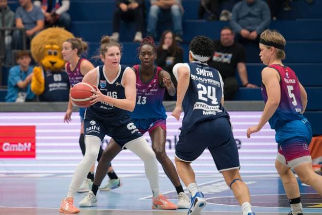 Romy Bär (Lions, 46), Mariam Hasle-Lagemann (Angels, 13), Liz Smith (Lions, 24), Pauline Mayer (Angels, 5), Syntainics MBC vs. Eigner Angels Nördlingen, Basketball, Damen, Bundesliga, Saison 2025 26, 8. Spieltag, 22.11.2025. Weißenfels Stadthalle Sachsen-Anhalt Deutschland