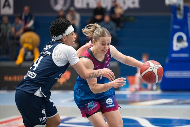 Liz Smith (Lions, 24), Laura Schinkel (Angels, 7), Syntainics MBC vs. Eigner Angels Nördlingen, Basketball, Damen, Bundesliga, Saison 2025 26, 8. Spieltag, 22.11.2025. Weißenfels Stadthalle Sachsen-Anhalt Deutschland