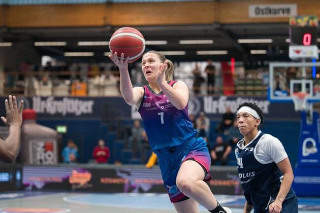 Laura Schinkel (Angels, 7), Liz Smith (Lions, 24), Syntainics MBC vs. Eigner Angels Nördlingen, Basketball, Damen, Bundesliga, Saison 2025 26, 8. Spieltag, 22.11.2025. Weißenfels Stadthalle Sachsen-Anhalt Deutschland