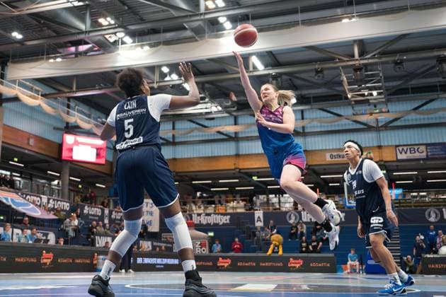 Khalis Cain (Lions, 5), Laura Schinkel (Angels, 7), Liz Smith (Lions, 24), Syntainics MBC vs. Eigner Angels Nördlingen, Basketball, Damen, Bundesliga, Saison 2025 26, 8. Spieltag, 22.11.2025. Weißenfels Stadthalle Sachsen-Anhalt Deutschland