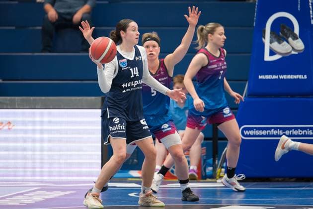 Katelyn Shumate (Lions, 14), Pauline Mayer (Angels, 5), Syntainics MBC vs. Eigner Angels Nördlingen, Basketball, Damen, Bundesliga, Saison 2025 26, 8. Spieltag, 22.11.2025. Weißenfels Stadthalle Sachsen-Anhalt Deutschland