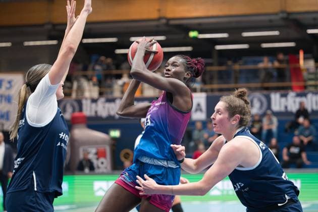 Alexia Allesch (Lions, 0), Mariam Hasle-Lagemann (Angels, 13), Romy Bär (Lions, 46), Syntainics MBC vs. Eigner Angels Nördlingen, Basketball, Damen, Bundesliga, Saison 2025 26, 8. Spieltag, 22.11.2025. Weißenfels Stadthalle Sachsen-Anhalt Deutschland